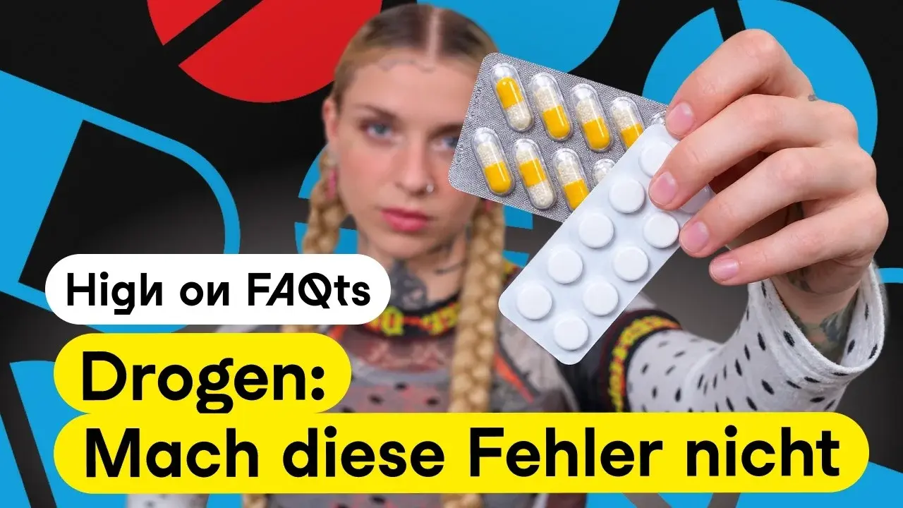 Thumbnail Folge 3: Host mit geflochtenen Zöpfen hält einen Blister mit gelb-weißen Kapseln und einen mit weißen Tabletten in die Kamera, daneben „High on FAQts“ und „Drogen: Mach diese Fehler nicht“ vor blauem Grund mit Pillen-Grafik
