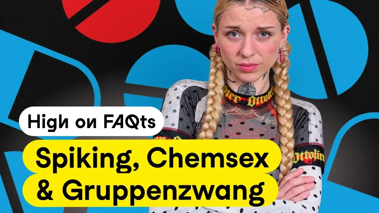 Thumbnail Folge 4: Host mit geflochtenen Zöpfen verschränkt skeptisch die Arme, daneben „High on FAQts“ und „Spiking, Chemsex & Gruppenzwang“ vor blauem Grund mit Pillen-Grafik
